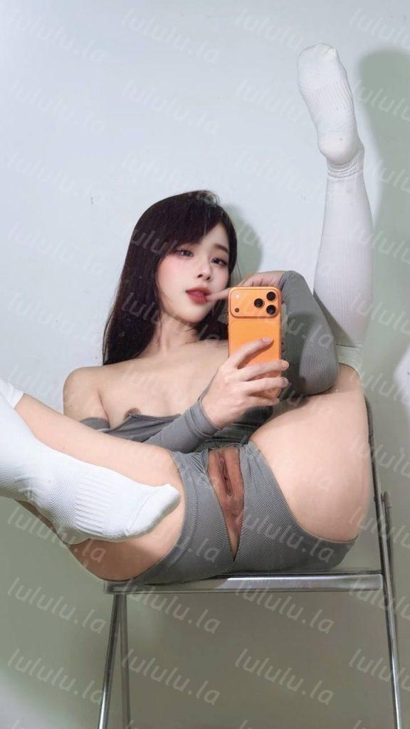 推特 林菓 第二弹，超高颜值女神，摄人心魄媚眼如丝，黑丝幻龙掰逼弹力插自慰白丝脚足交幻龙后入自慰【15P18V】【674M】 预览图 7