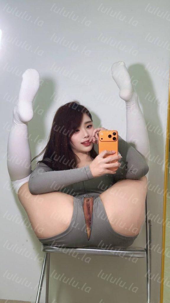 推特 林菓 第二弹，超高颜值女神，摄人心魄媚眼如丝，黑丝幻龙掰逼弹力插自慰白丝脚足交幻龙后入自慰【15P18V】【674M】 预览图 6