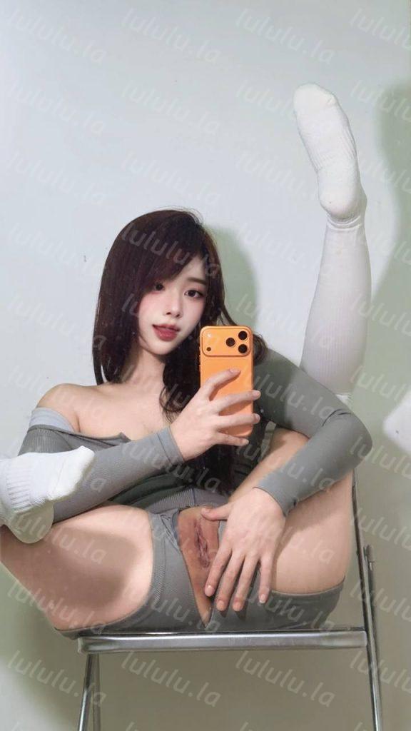 推特 林菓 第二弹，超高颜值女神，摄人心魄媚眼如丝，黑丝幻龙掰逼弹力插自慰白丝脚足交幻龙后入自慰【15P18V】【674M】 预览图 5