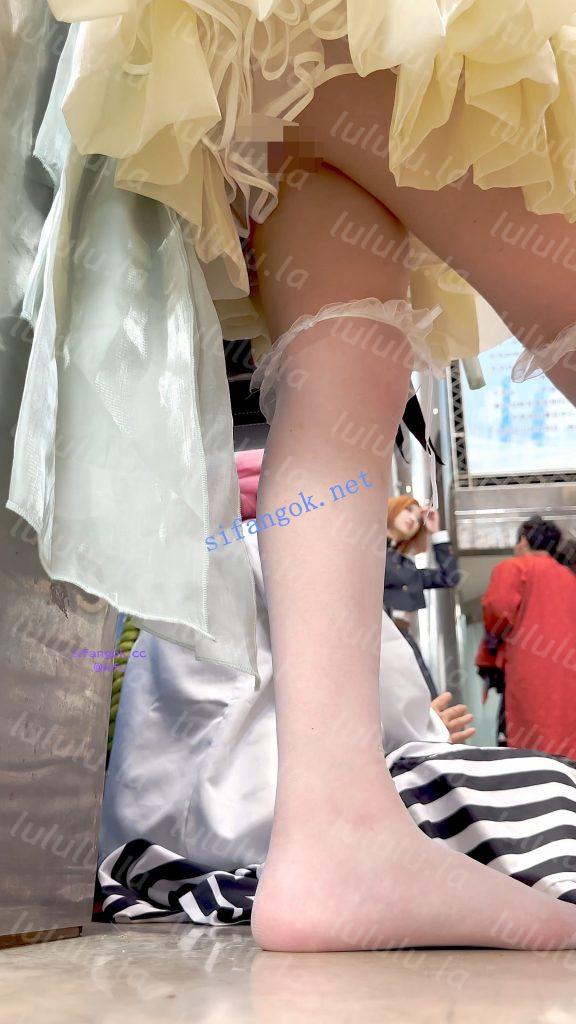 【KFC】洛丽塔学生妹蹲下露出白内·过膝白丝袜脚累把鞋脱了【1V】【517M】 预览图 1