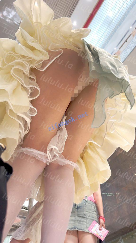 【KFC】洛丽塔学生妹蹲下露出白内·过膝白丝袜脚累把鞋脱了【1V】【517M】 预览图 16