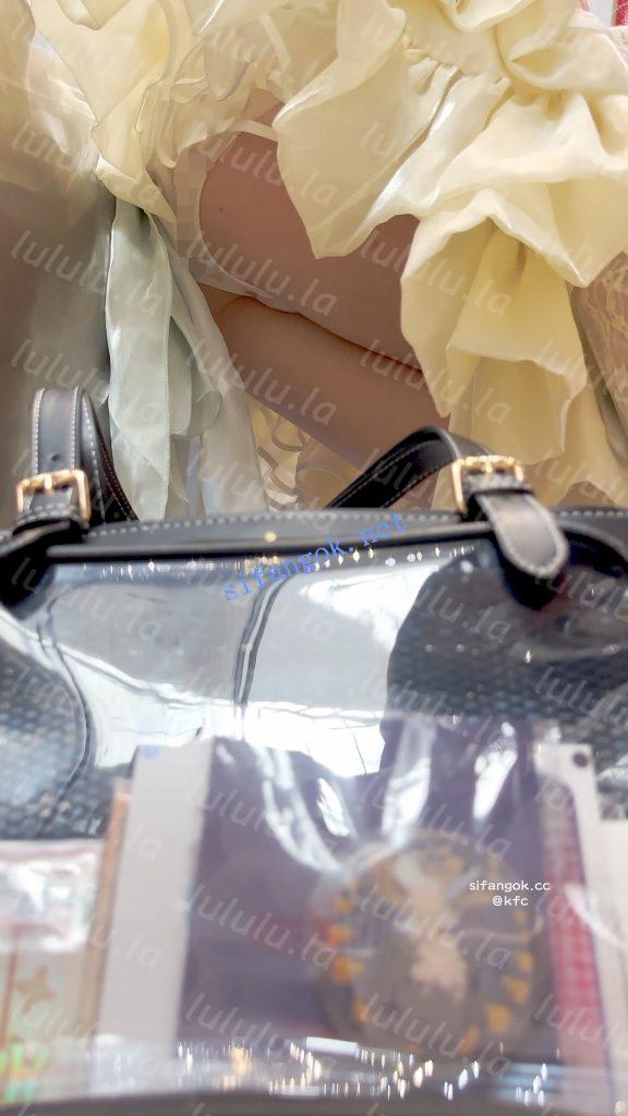 【KFC】洛丽塔学生妹蹲下露出白内·过膝白丝袜脚累把鞋脱了【1V】【517M】 预览图 6