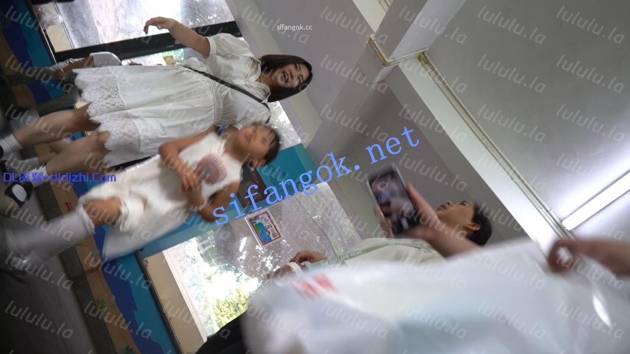 （空城原創）帶孩子逛公園的白裙少婦，幹淨米白N包裹肥臀 351.1MB 预览图 1