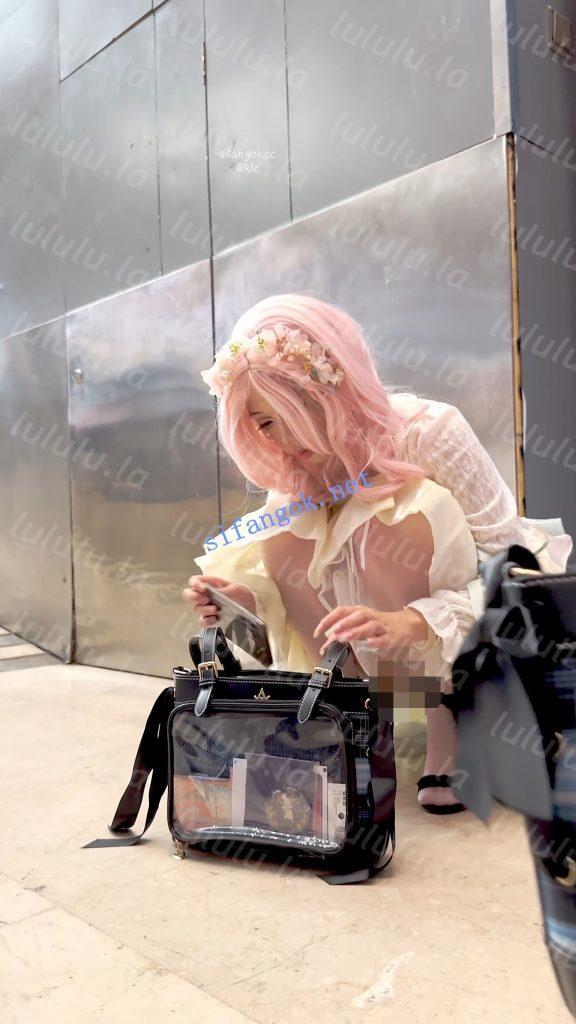 【KFC】洛丽塔学生妹蹲下露出白内·过膝白丝袜脚累把鞋脱了【1V】【517M】 预览图 9