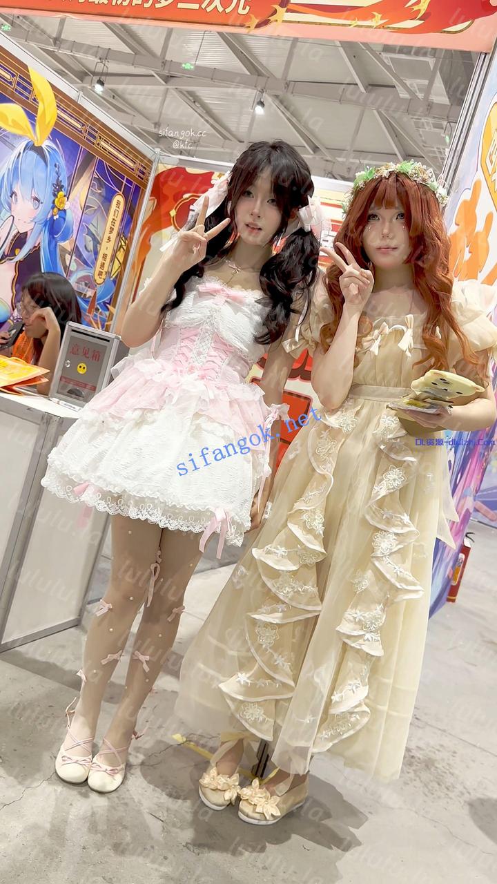 【KFC】洛麗塔萌妹逛累了·坐地上男友守護也露透明絲襪黑内 407MB 预览图 1