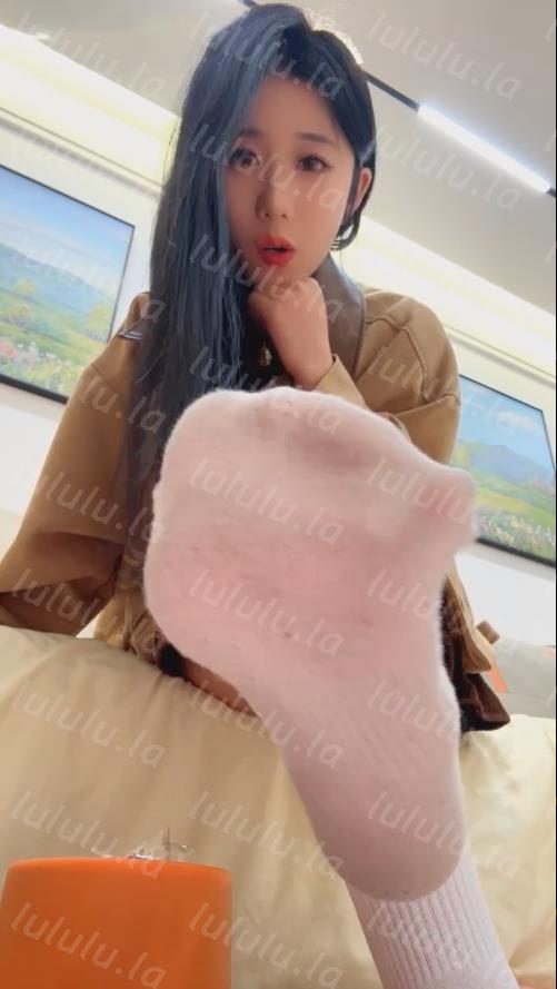 玩物直播芭妮s-251218 红绿灯一直没洗的白棉袜需要你来除臭了【1V】【512MB百度云】 预览图 2