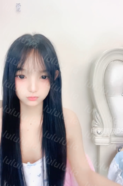 【鬼鬼12点】黑长直清纯嫩妹，粉嫩肉体自慰