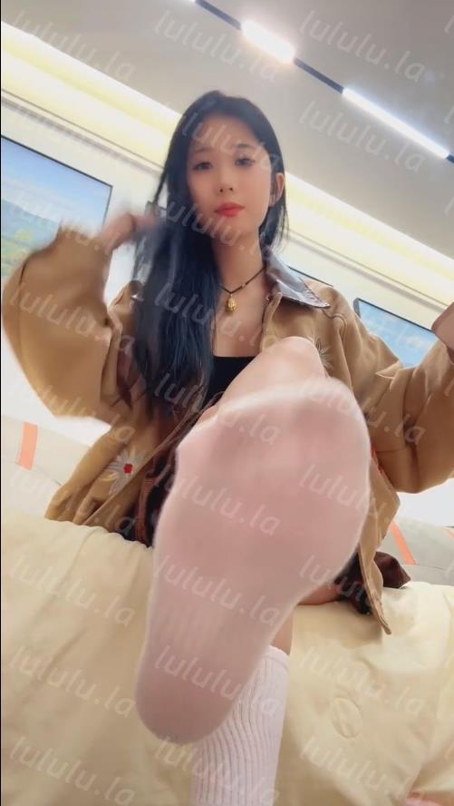 玩物直播芭妮s-251218 红绿灯一直没洗的白棉袜需要你来除臭了【1V】【512MB百度云】 预览图 4