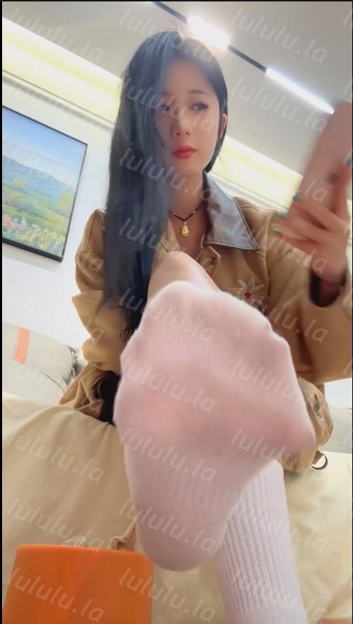 玩物直播芭妮s-251218 红绿灯一直没洗的白棉袜需要你来除臭了【1V】【512MB百度云】 预览图 3