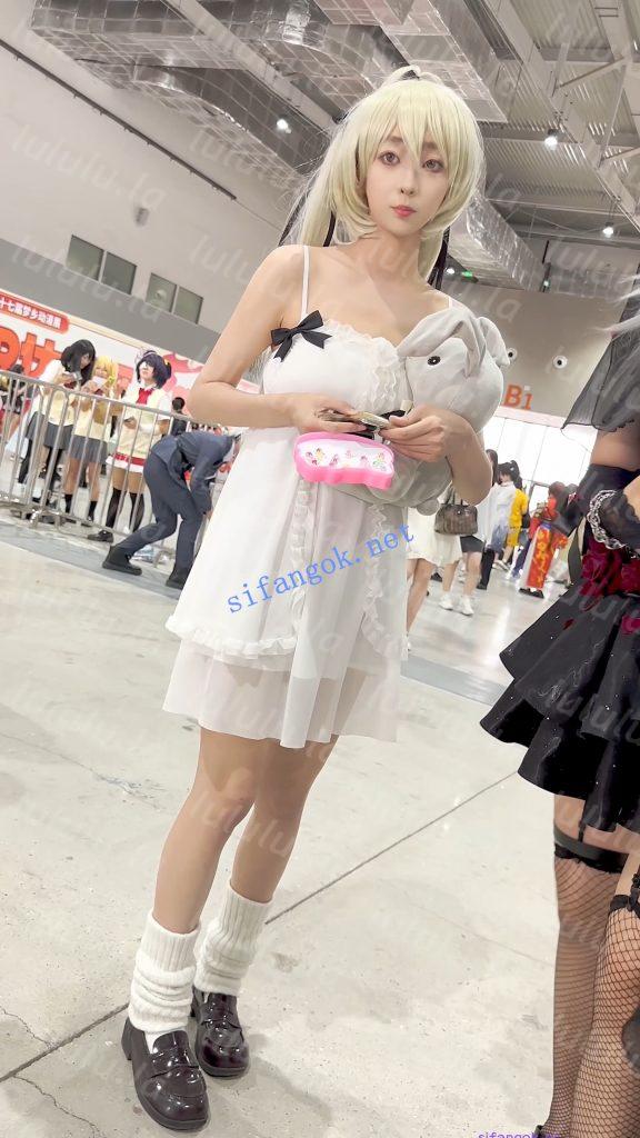 【KFC】白色长裙堆堆袜学生妹逛街·淡蓝色内内前后CD【1V】【378M】 预览图 2