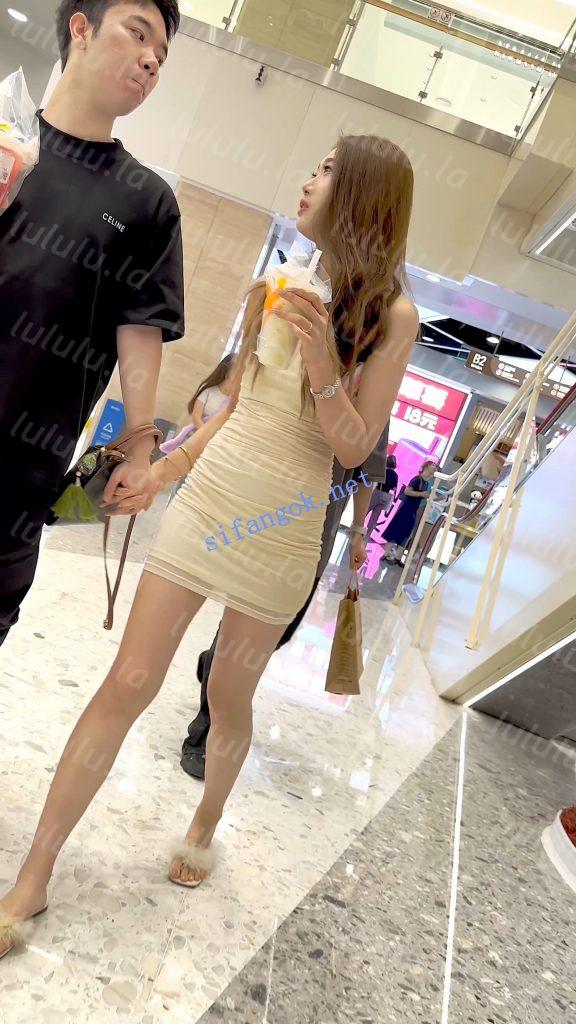 【KFC】裹胸包臀裙两女和男友甜蜜逛街·蕾丝骚窄内尿黄了【1V】【597M】 预览图 6