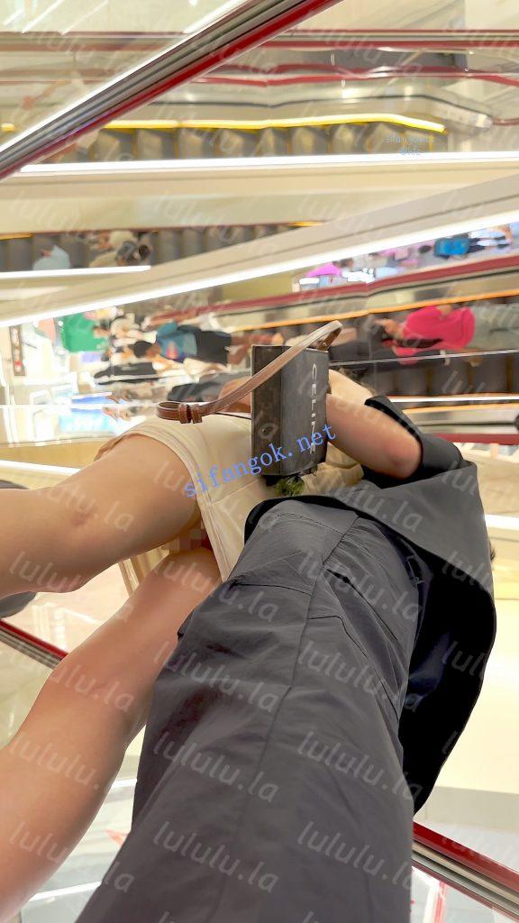 【KFC】裹胸包臀裙两女和男友甜蜜逛街·蕾丝骚窄内尿黄了【1V】【597M】