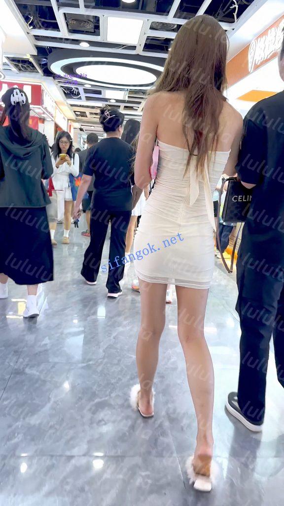 【KFC】裹胸包臀裙两女和男友甜蜜逛街·蕾丝骚窄内尿黄了【1V】【597M】 预览图 4