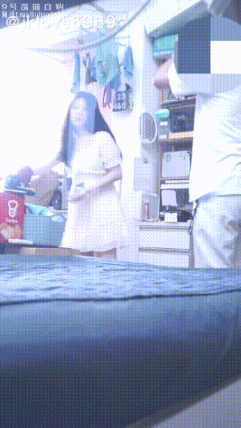 專約極品嫩妹『jklove6969』jk04 jk05兩部，請帶上耳機叫床好好聽，剛開始不給親 叫的時候強吻她 嘴唇好軟(2V) 610MB 预览图 1