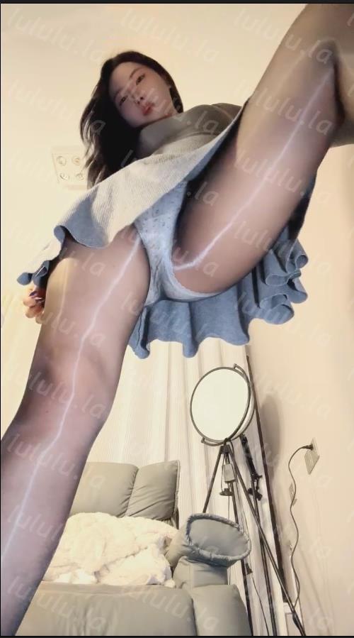 玩物直播娩娩大魔王-251219 高压羞辱你的婊子妈红绿灯【1V】【408MB百度云】 预览图 3