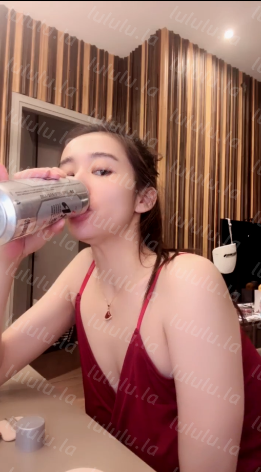 尤物推荐【美人儿】逆天女神 颜值身材吊打网红明星 跳蛋自慰爽【7v】 预览图 1