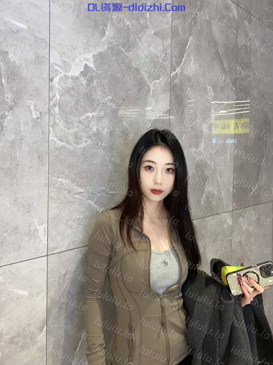 擦邊小網紅性感黑絲大長腿，大黑牛露臉自慰，好反差 74.4MB