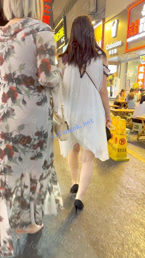 【KFC】高跟靓女警惕性极高·站在角落·果然穿了一根线的骚丁【1V】【148M】 预览图 9