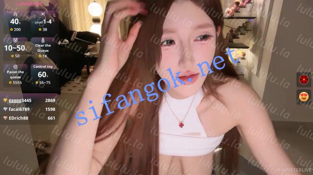 ❤❤❤ST在外留学的气质大学生，Stripchat【Xiaoxue_L】道具自慰【1V】【1.02G】 预览图 3