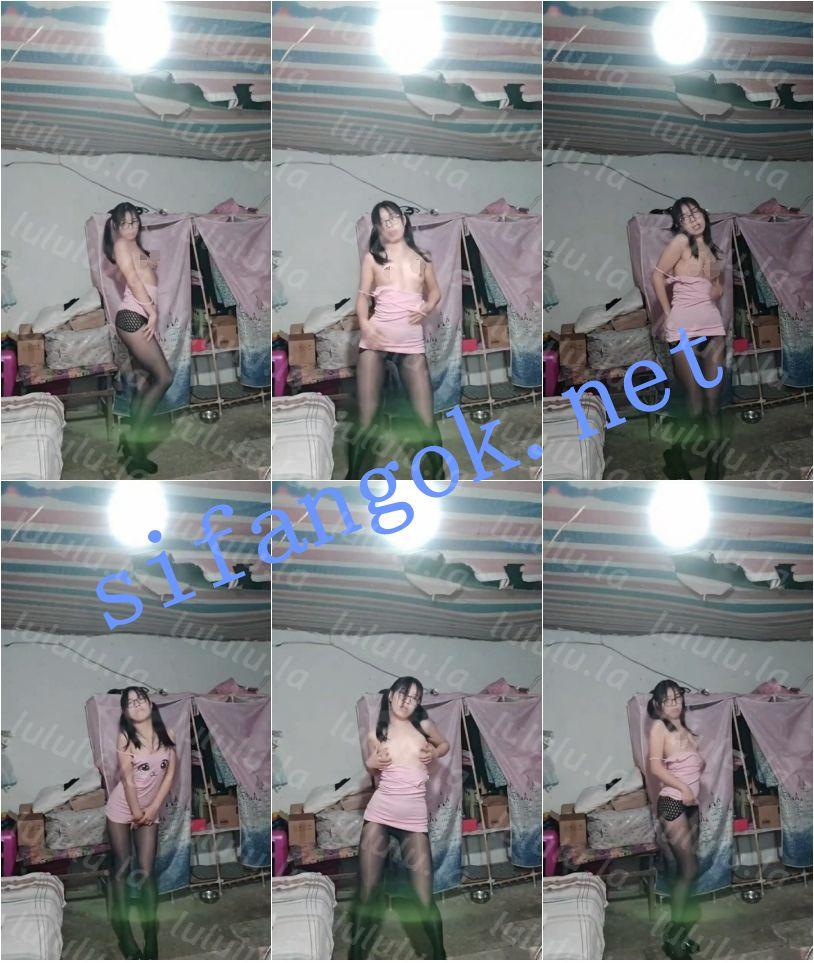 良家 莉莉膀嘟嘟 眼镜气质 露脸露点 阳具插B自慰 裸舞【4V】【760M】 预览图 2