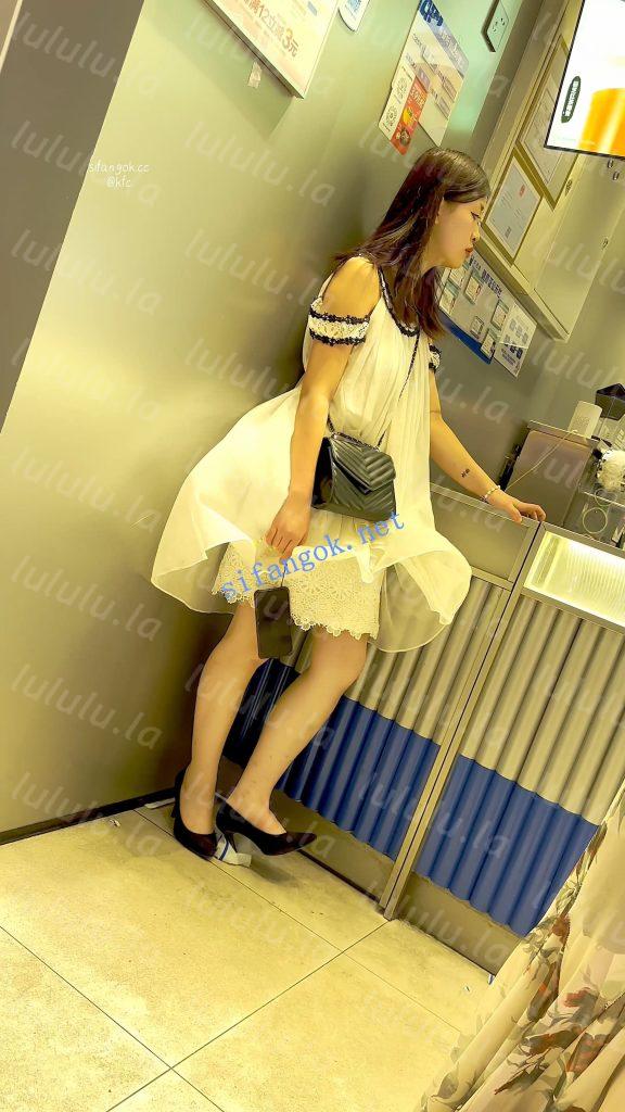 【KFC】高跟靓女警惕性极高·站在角落·果然穿了一根线的骚丁【1V】【148M】