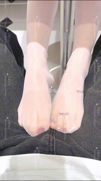 甜蜜颜值女神『豆鲨包』逼脸同框裸舞紫薇，被金主按在镜子前后入啪啪，一边被草一边看着镜子里自己享受的样子【46V】【1.020G】 预览图 8