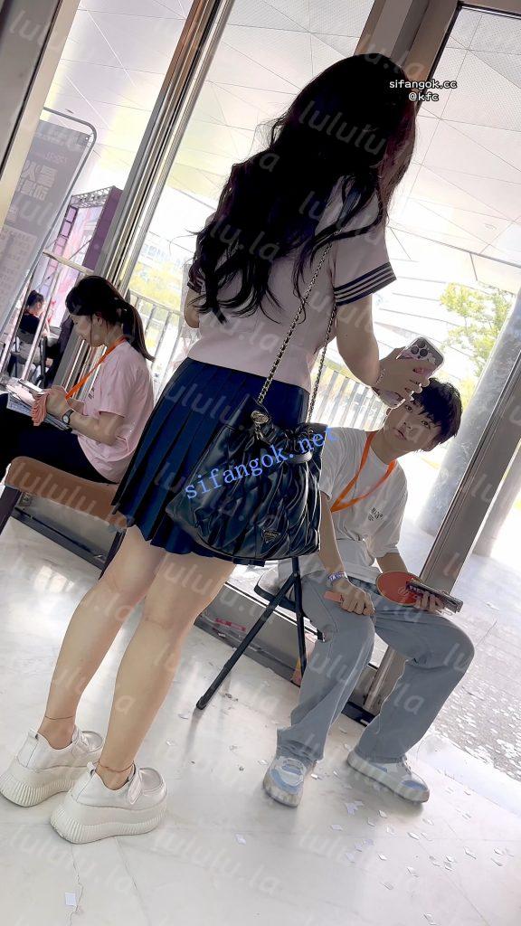 【KFC】水手服JK学生妹逛街·走累蹲下相机直接塞进裙底贴逼CD【1V】【1.41G】 预览图 5