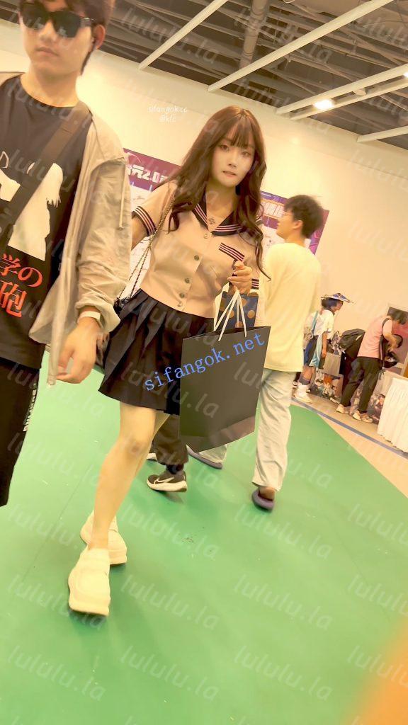 【KFC】水手服JK学生妹逛街·走累蹲下相机直接塞进裙底贴逼CD【1V】【1.41G】 预览图 2