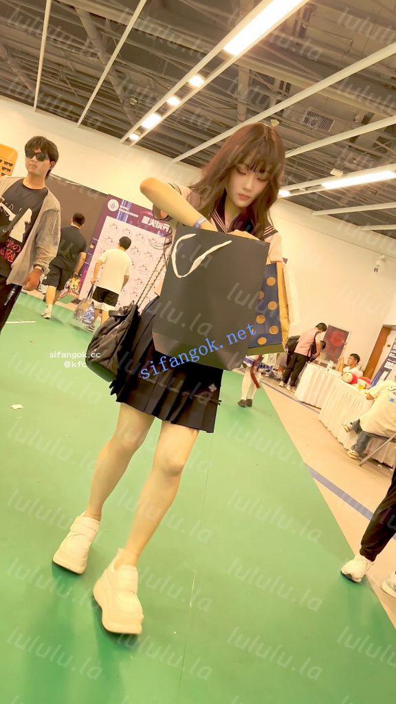 【KFC】水手服JK学生妹逛街·走累蹲下相机直接塞进裙底贴逼CD【1V】【1.41G】