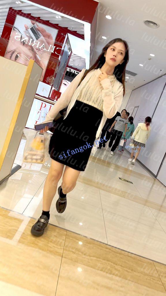 【KFC】白领少妇下班买奶茶回家·工作短裙下穿着粉色骚窄内【1V】【566M】 预览图 9