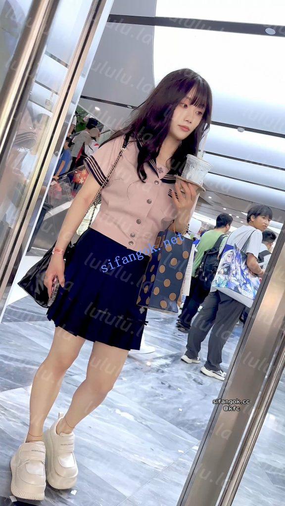 【KFC】水手服JK学生妹逛街·走累蹲下相机直接塞进裙底贴逼CD【1V】【1.41G】 预览图 10