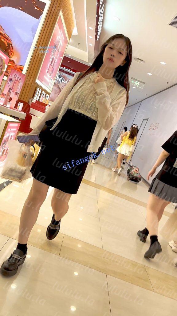 【KFC】白领少妇下班买奶茶回家·工作短裙下穿着粉色骚窄内【1V】【566M】 预览图 3