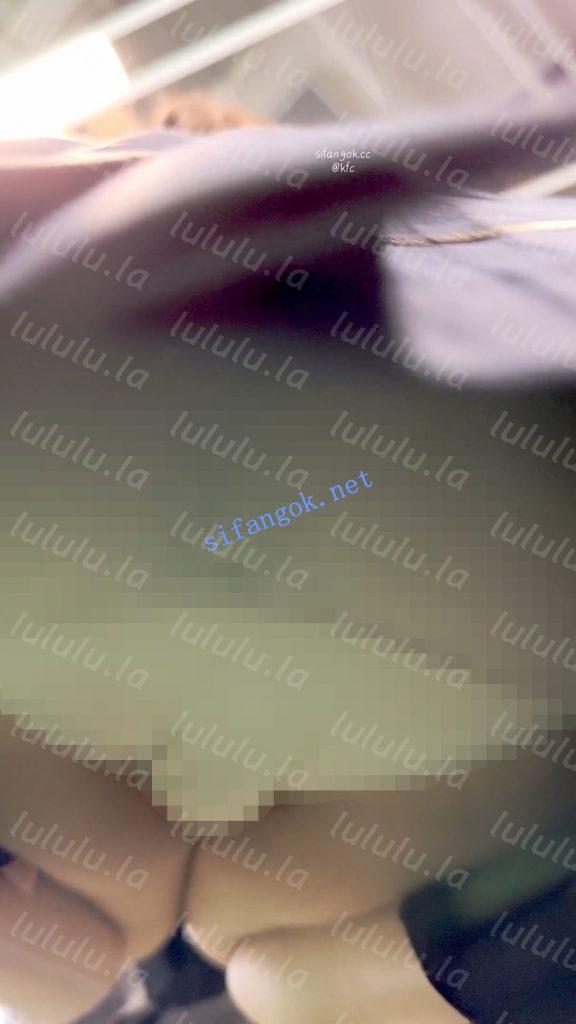 【KFC】水手服JK学生妹逛街·走累蹲下相机直接塞进裙底贴逼CD【1V】【1.41G】 预览图 13