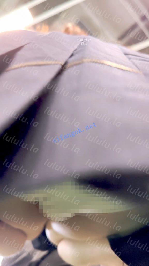 【KFC】水手服JK学生妹逛街·走累蹲下相机直接塞进裙底贴逼CD【1V】【1.41G】 预览图 14