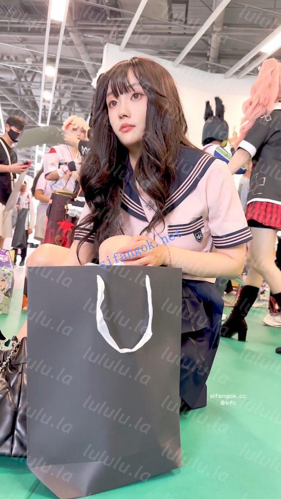 【KFC】水手服JK学生妹逛街·走累蹲下相机直接塞进裙底贴逼CD【1V】【1.41G】 预览图 9