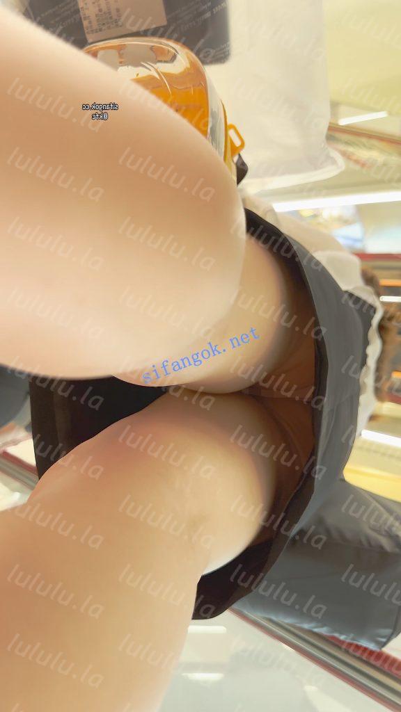 【KFC】白领少妇下班买奶茶回家·工作短裙下穿着粉色骚窄内【1V】【566M】 预览图 2