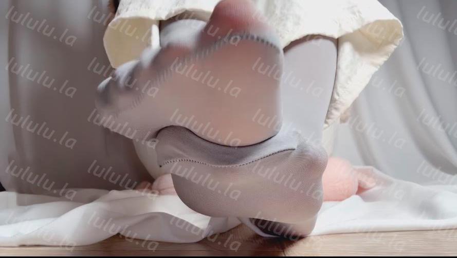 玩物直播乔乔在这里-251217 厚灰丝帮助贱狗戒撸【1V】【300MB百度云】 预览图 4