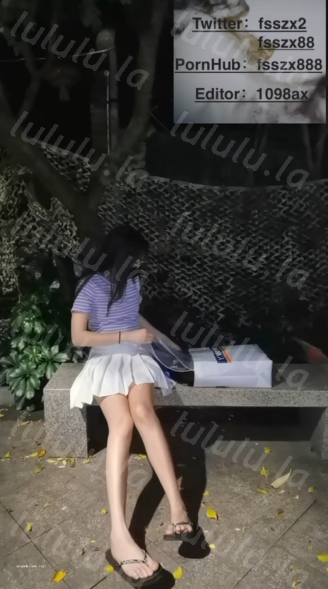 「冯珊珊」人前透视：换上透视装在马路上穿行 预览图 1