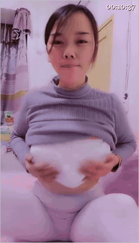 【孕婦性愛】專屬03年性感小奶媽趁老公出差在家直播賺外快嫩嫩的奶子嫩嫩的逼各種擠奶各種曬逼自慰送福利 791.3MB 预览图 1