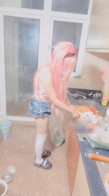 【温卿】二次元coser 塞跳蛋做饭，自慰 预览图 1