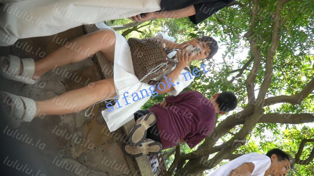 （空城原创）连衣白裙少妇逛公园，各种角度收下淡蓝透明N【1V】【599M】 预览图 5