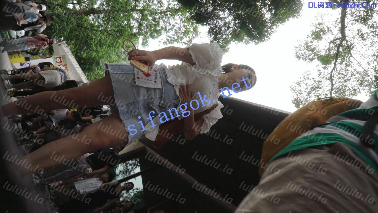 （空城原創）牛仔短裙少婦和家人逛公園，淡灰N包裹肉臀 362.9MB