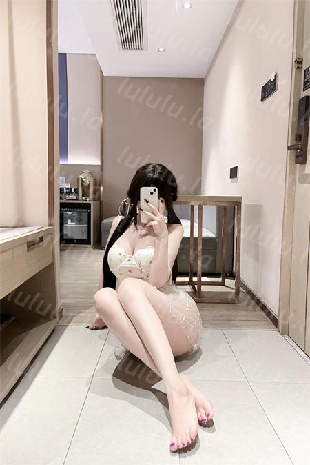 乖乖犬-巨乳白虎小胖妹 一线天大奶展示 [328P+171V/312M] 预览图 1