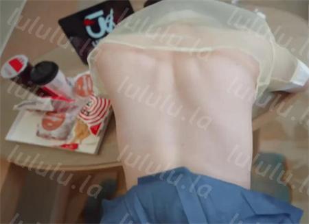 狐不妖-送餐小姐为保工作被顾客套路拿下享用肉体服务[1v/937M] 预览图 5