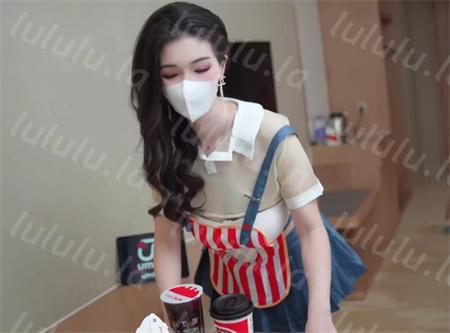 狐不妖-送餐小姐为保工作被顾客套路拿下享用肉体服务[1v/937M] 预览图 2