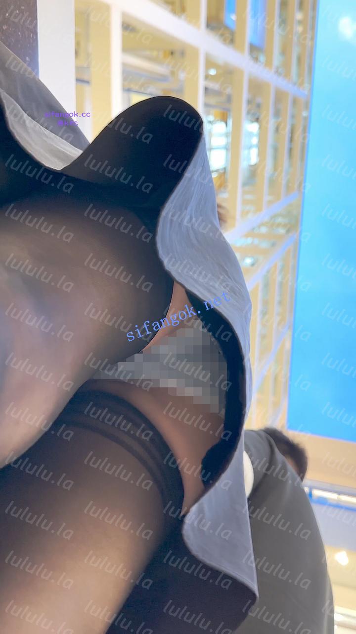 【KFC】化妆品前台靓女·穿着黑色骚丝袜带着大哥结账·蓝色内【1V】【381M】 预览图 11