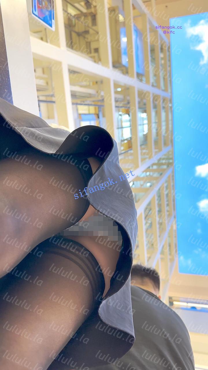 【KFC】化妆品前台靓女·穿着黑色骚丝袜带着大哥结账·蓝色内【1V】【381M】 预览图 12