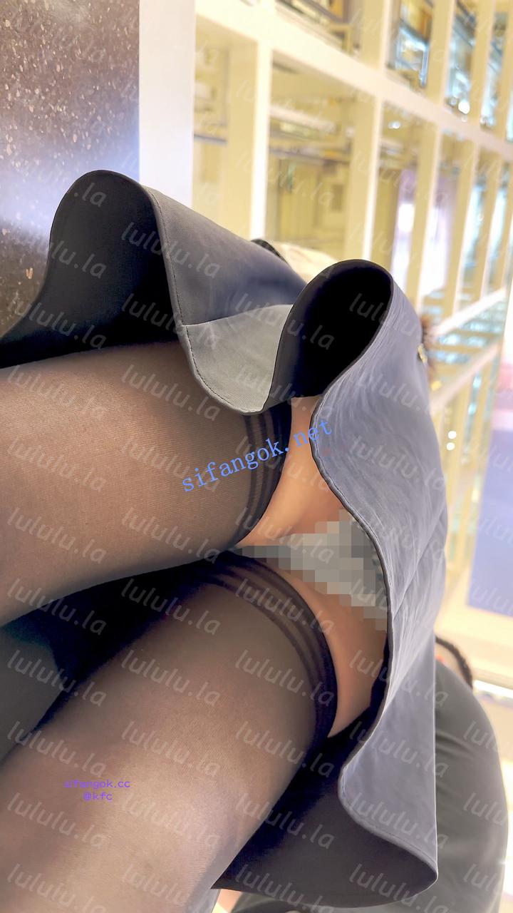 【KFC】化妆品前台靓女·穿着黑色骚丝袜带着大哥结账·蓝色内【1V】【381M】 预览图 7