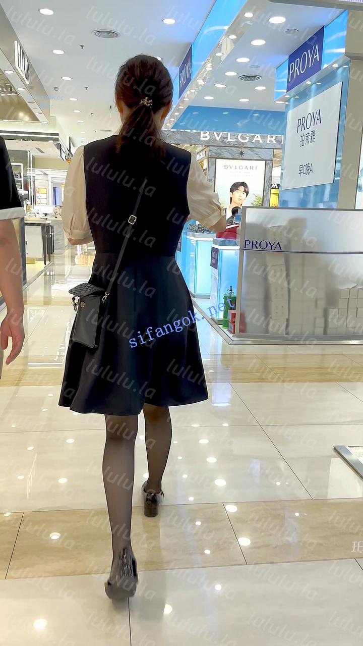 【KFC】化妆品前台靓女·穿着黑色骚丝袜带着大哥结账·蓝色内【1V】【381M】 预览图 6