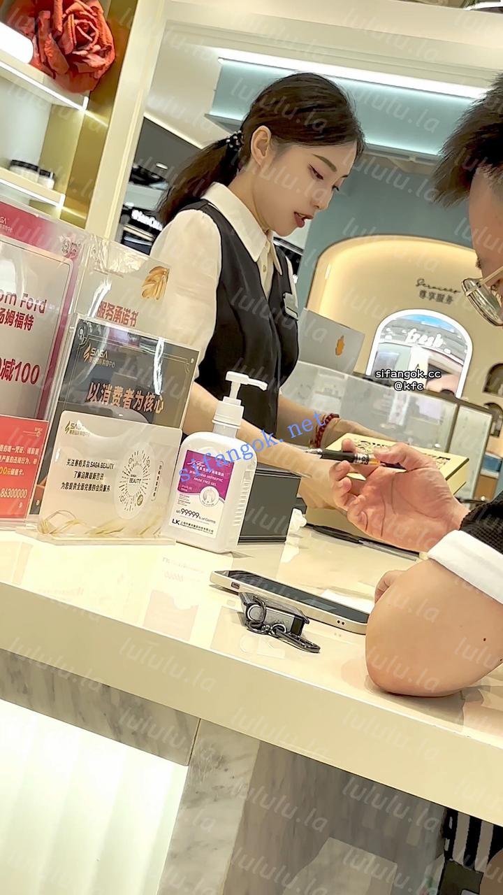 【KFC】化妆品前台靓女·穿着黑色骚丝袜带着大哥结账·蓝色内【1V】【381M】 预览图 2